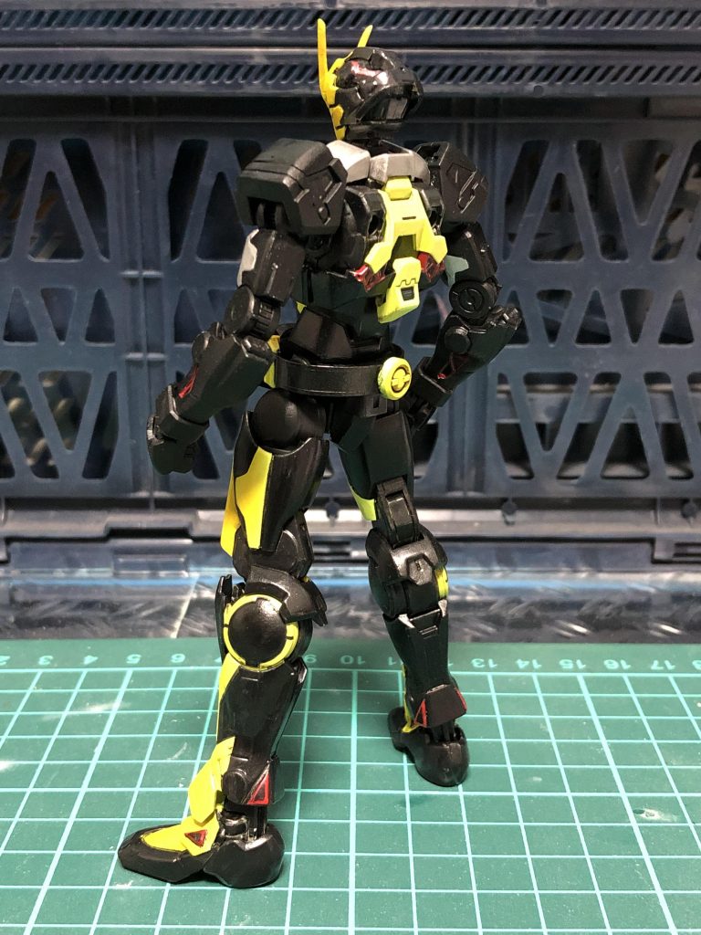 上半身はダンタリオン、下半身はダブルオーダイバーをそれぞれベースとし、プラ板やジャンクパーツなどでゼロワンの意匠を再現しています。△マークをどこに配置するかに苦心しました。
ゼロワンドライバーもプラ板とジャンクパーツで出来ています。