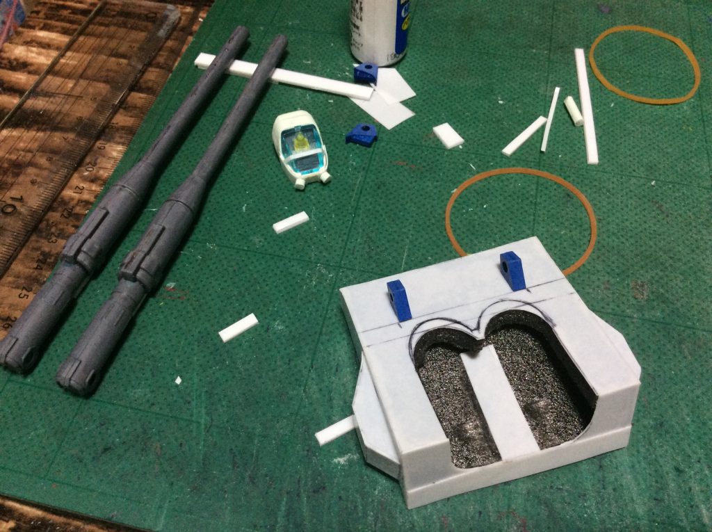 ランドセルは厚紙とカラーボードでベースを作って、薄いプラ板を貼りました。砲身は「ガンキャノン」(ガンキャノンⅡ作成中)の砲身をくっつけて延長しました。