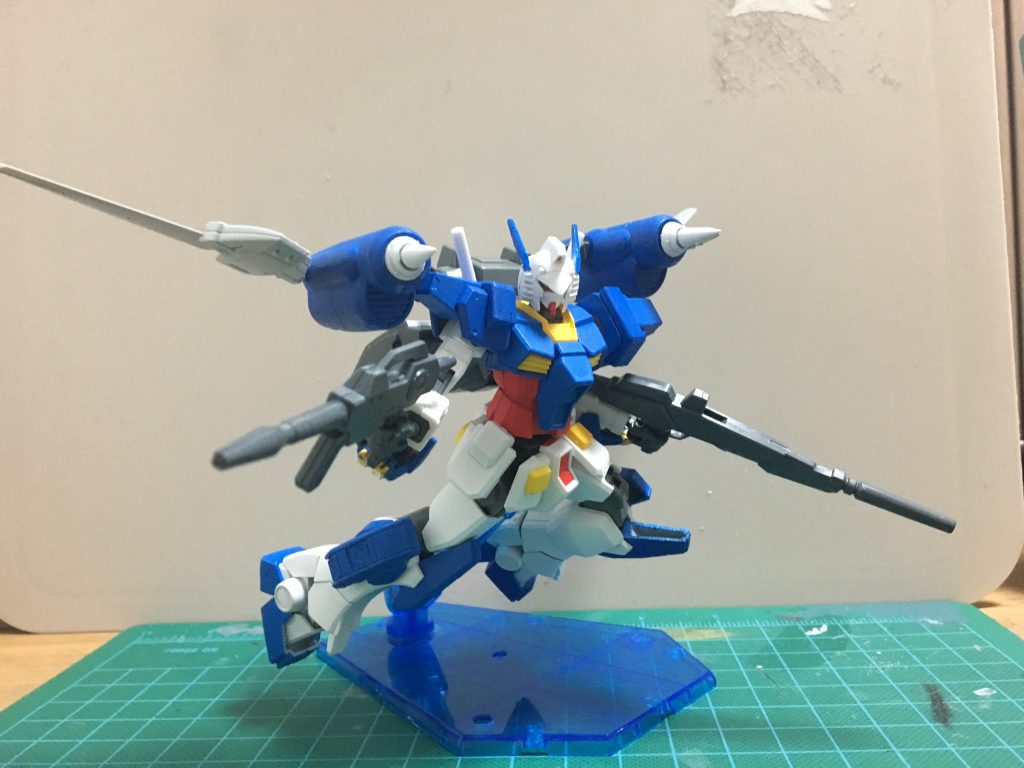 大型ブースターを使うお陰で、対空戦も可能で空中で飛行しながらビームライフルで戦います!