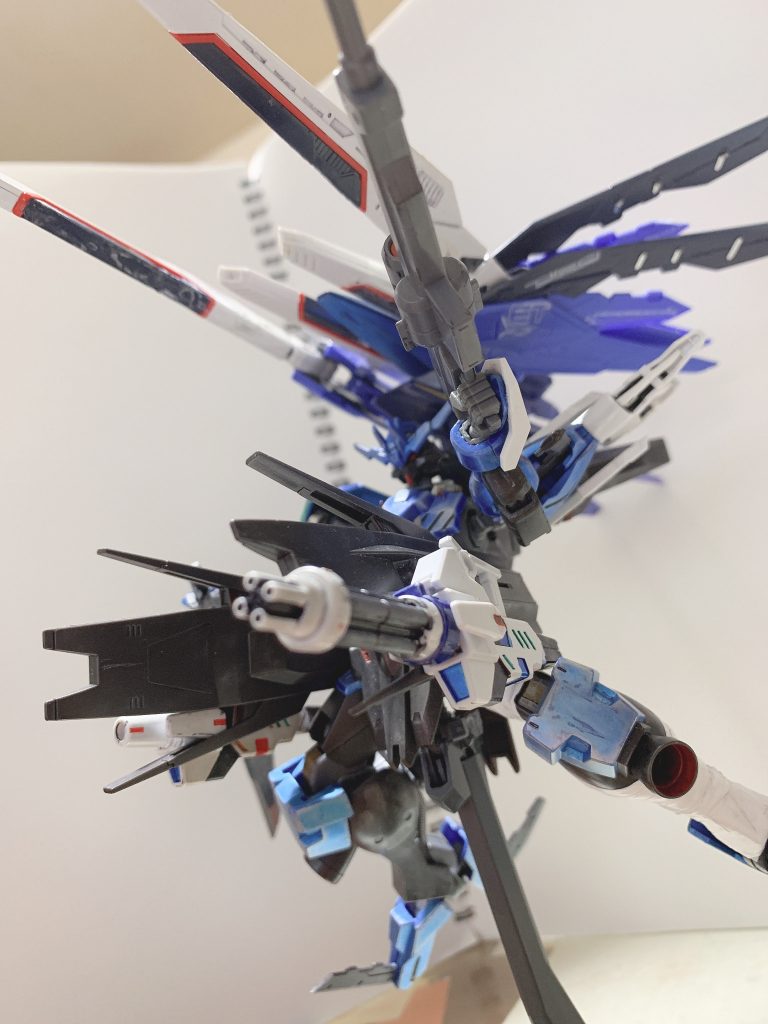 フリーダムばりのフルバースト。
火力は高いしGNドライヴ×2で多分たくさん使える？かな？ちゃんと「ストライク」の名前の通りこの形態だとアルヴァアロンキャノンが使えない「設計上の錯乱」があります笑