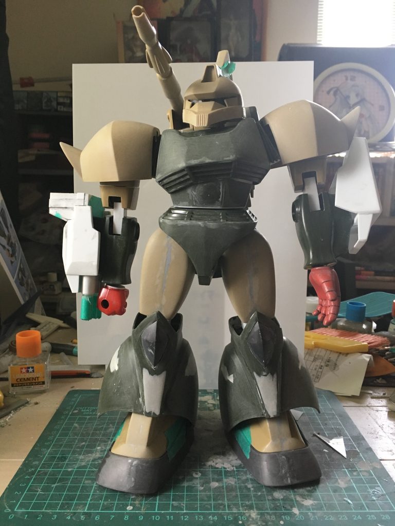 右腕のロケット砲、左腕のバックルシールドも箱組みしたんですが、右腕の方が重く傾いてしまいました。
純正の握り手だとデカ過ぎなのでジョニーザクの握り手を複製し取り付けました。