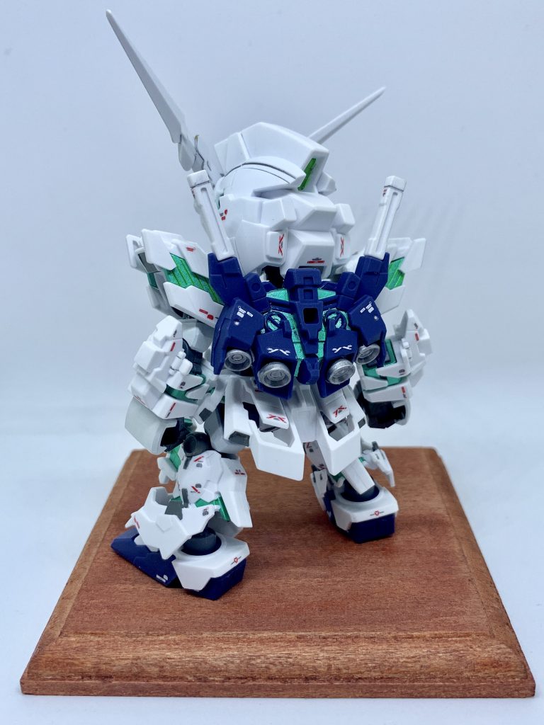 リアビュー
デカールはRGユニコーンガンダムの水転写デカールを使用しています。基本的にはRGのものを参考にした位置に貼ってディテール密度を高めてみました。