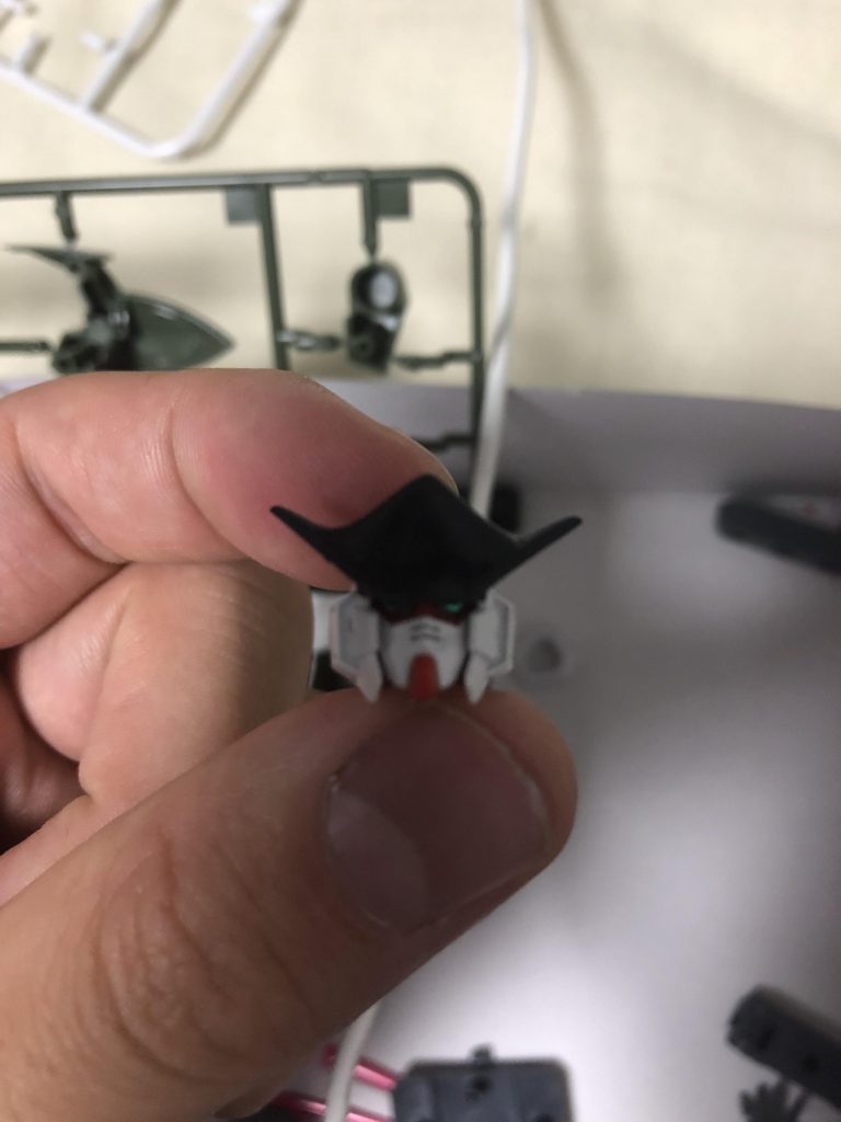 頭部パーツはパテで整形、塗装を施した
目の部分はAGE1のランナーを使用して貼ってます