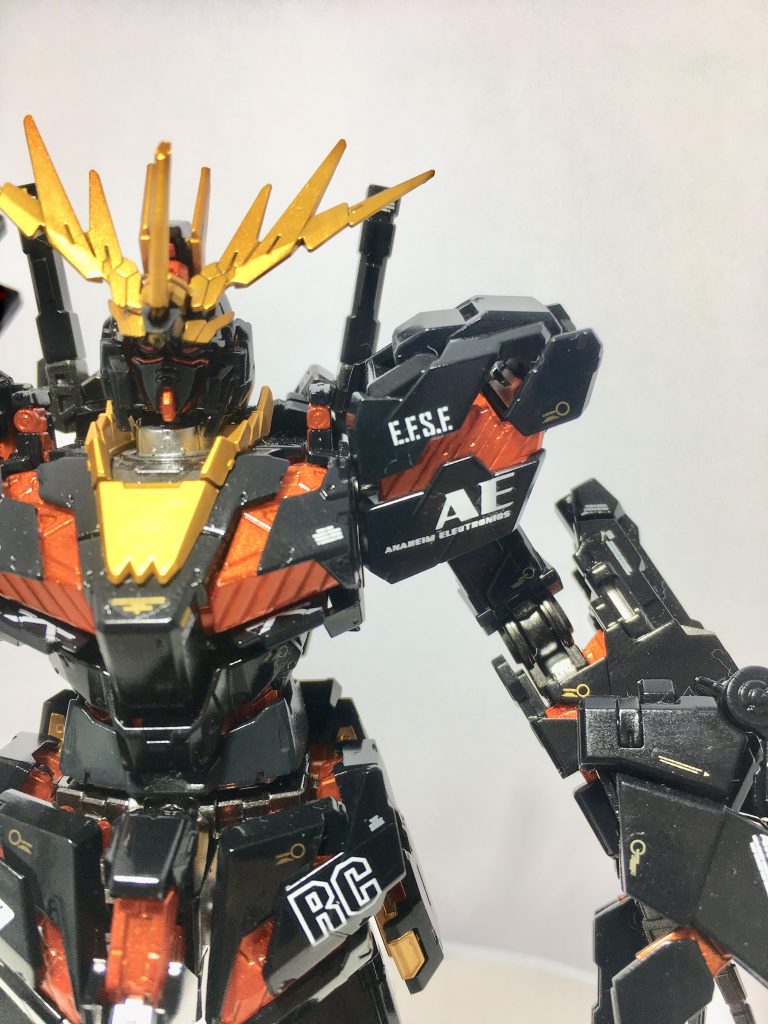 頭部ゴールドはガイアのスターブライトゴールド→クリアイエロー→クリアの順です。
奥まってて見え辛いですがカメラアイは光沢ブラック→スターブライトシルバー→クリアレッド→クリアー→エナメルブラック
の順に吹き余分なとこだけ溶剤で拭き取ってます😊