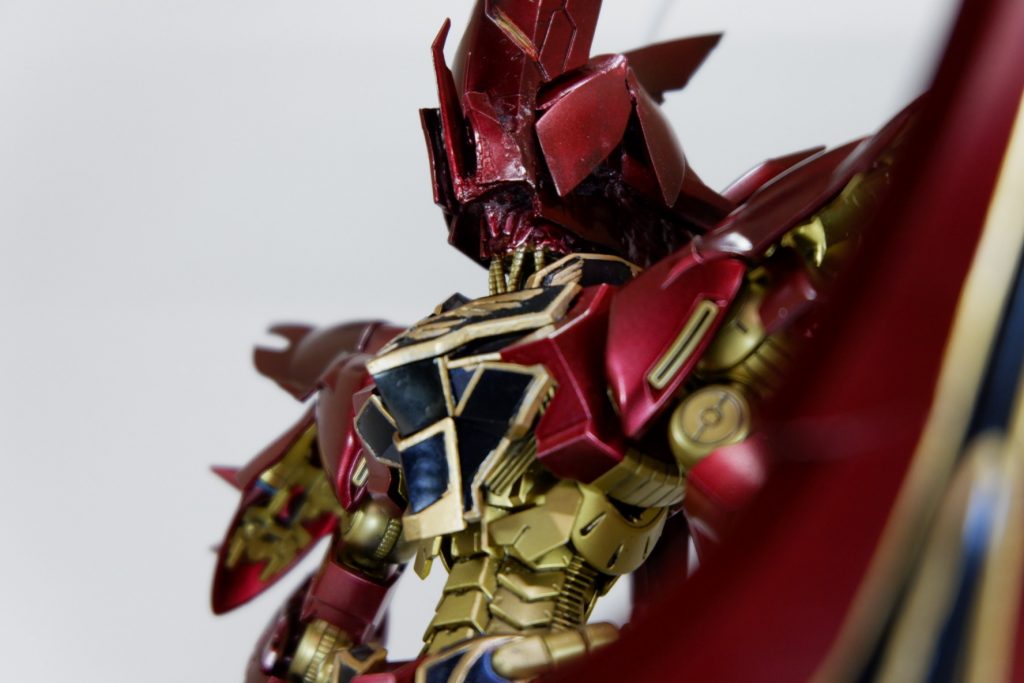 わかりづらくなってしまいましたが、目も造形しました。赤い目の中に黒目も入っています。
また、頭部側面に二段階で開閉するコックピットブロックを追加しています。
…撮り忘れですね。