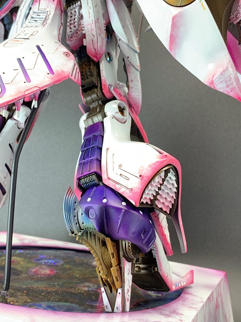 元々、キュベレイのスタイル改善はこのハイヒールから始まりました。
目指したのはMHですが、あくまでもMSとしてのキュベレイは崩さないように作ったこのヒールが全体の方向性を決めました。
また、すねアーマーの大きく空いた凸部分にはバーニアを仕込むことも考えましたが、デザイン優先で排気ダクト化しました。