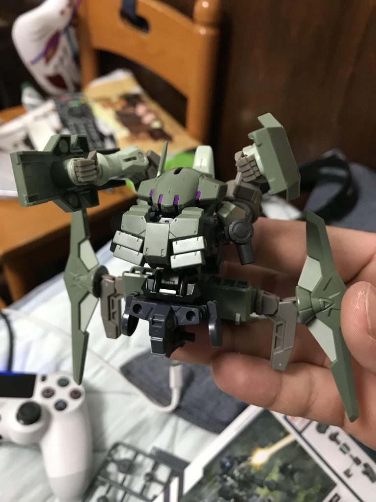 基本はノヴァにジンクスのパーツを切ったりしてつけていく感じでやりました。
背中から伸びたサブアームはシールドとしても使えるようにしました。