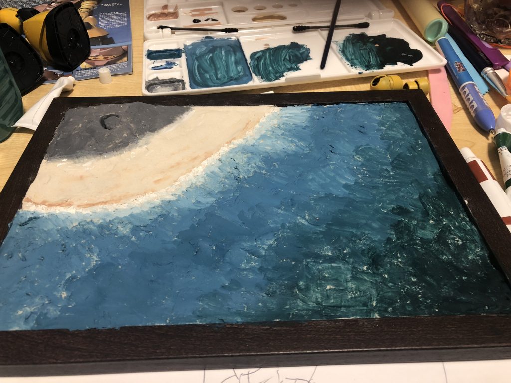 A4アルバムの上に石粉粘土を良い感じに置いていき、絵の具を塗りヌリヌリ塗り塗り塗り塗り塗り塗り塗りしました。



机の上汚な！