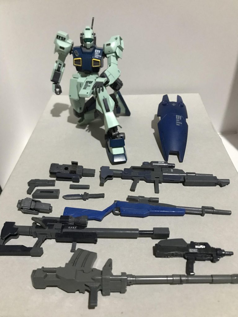 全装備一覧
ナイフの刃の部分を塗装
ロングビームライフルは一部を塗装し、コトブキヤから発売しているモデリングサポートシリーズのパイプやHアイズを使ってディテールアップしています
シールドは重ね塗りに初挑戦
先にガンダムマーカーのダークブルーで塗装した後、上からガンダムマーカーのブルーで塗装しました(どちらもガンダムマーカーエアブラシ)
エアブラシを使うのが3回目くらいなのもあり、下地の塗装の際ぶつぶつになって焦りました
ですが初心者としてはこういう失敗も含めてとてもワクワクします
最終的に綺麗に濡れてよかった