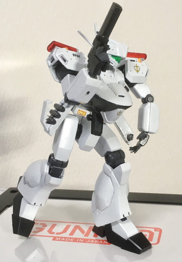 閃光弾やスモークグレネード弾などサイドアーマーは用途に応じて換装できるように。