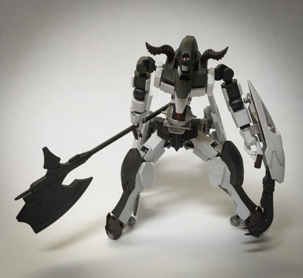 MS正面
本機に隠された戦闘用の形態
限られた人員にしか知らされていないプロテクトコードを入力する事で変形可能になる