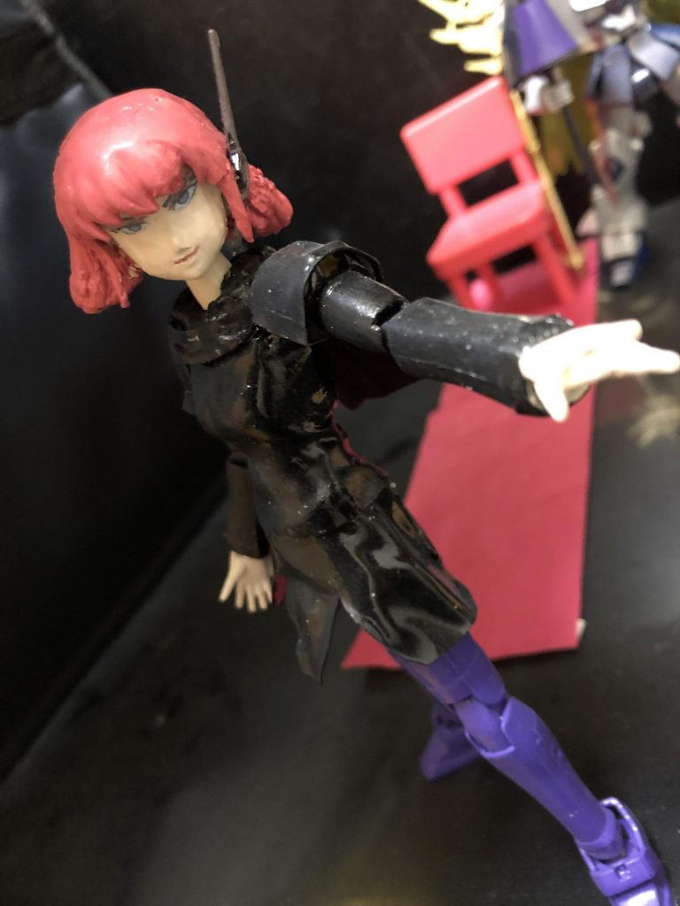 ozy「頭部はミンキーモモの様な特徴的な髪型とピンク色であるので、全体的にパテをゴツ盛りしてそれっぽくしてある。目もハマーン様は切れ長眼力鋭い系で、そのままではイメージとかけ離れてしまう為、一度パテで埋め、ヤスリがけをして慣らしてある。」
ハマーン様「貴殿、今私の髪型のことをディスったであろう?フン、まあよい。ヤスリがけが甘くて輪郭がスッキリしておらぬ。さらに眼は手抜きであろう?」
ozy「いかにも、眼はシールを作って貼ったのだよ。」