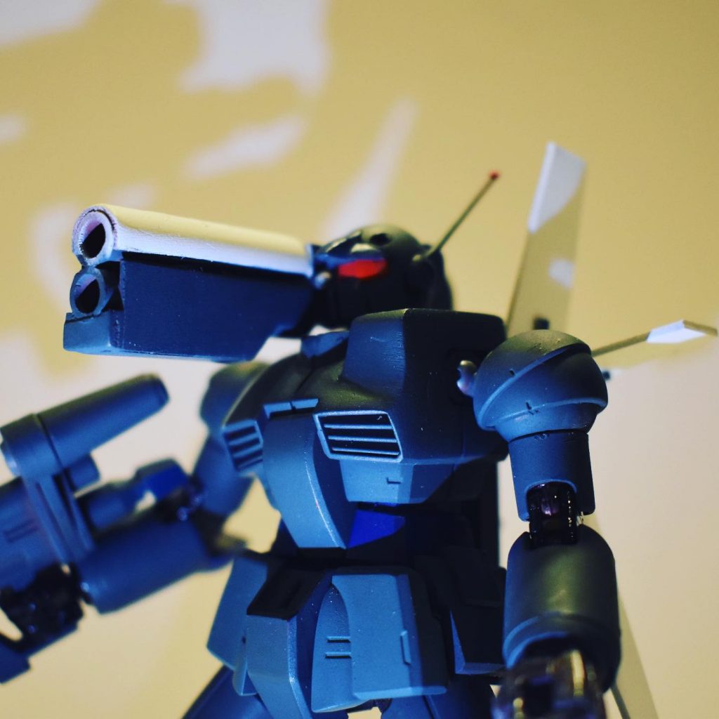 頭部には新型のセンサーアンテナと外付けカメラユニットを装備。