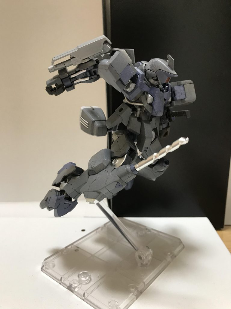 ドリルニー
ダガーナイフ同様自衛に使われることが多いが、急接近して不意打ちに使うのも効果的