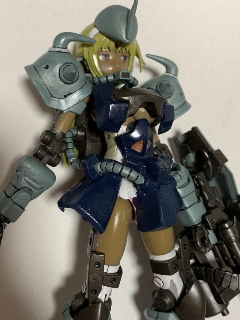 改造は腕と足を繋げたのと
頭にグフの頭の上部分をパテで盛って
グフ頭の下の部分をくり抜いて首に着けたくらい
後は色変えただけw