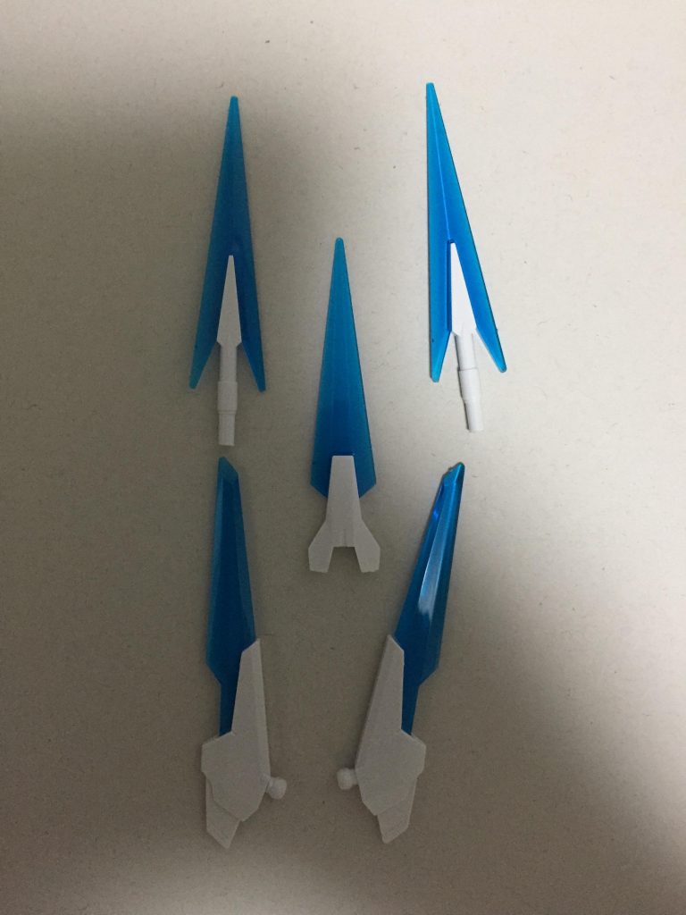 ◆GNバエルソードビット
○普段はバックパックにa型1機、肩アーマーにb型2機、リアアーマーにc型2機が接続されている斬撃専門の実体刃のビット。
○刃部分には新素材が使われており、射撃こそできないものも、高速で飛び回りながらGNフィールドやナノラミネートアーマーを容易く切り裂くため殺傷能力が非常に高い。
○また、円状に並べることによりGNフィールドの形成も可能。ただしフィールド形成には最低でも3機必要で、1機減るごとにフィールドの強度が落ちる。
○b型はマウントした状態で刃を展開すれば、そこから機体全体を覆うGNフィールドを展開することができる。

［オールレンジ兵器浮かせて飾るやつ持ってないので残念ながら置くだけです。あれ欲しいけど何なのかわからない。
  自分はオールレンジ兵器のなかではソードビットが好きです。敵機刻みたい。］