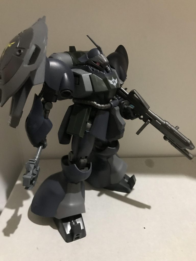 正面
エンブレムの塗装が一番応えました…

大破したヤクトドーガの胴体をギラドーガのものに変えたことによりサイコフレームがなくなり、サイコミュ兵器は使えなくなっています(設定でそうなってたはず

本当は射撃武器も個性的にしたかったのですが、家のジャンク品にはネオジオン機に似合いそうなジオン系武器がなさすぎて断念しました