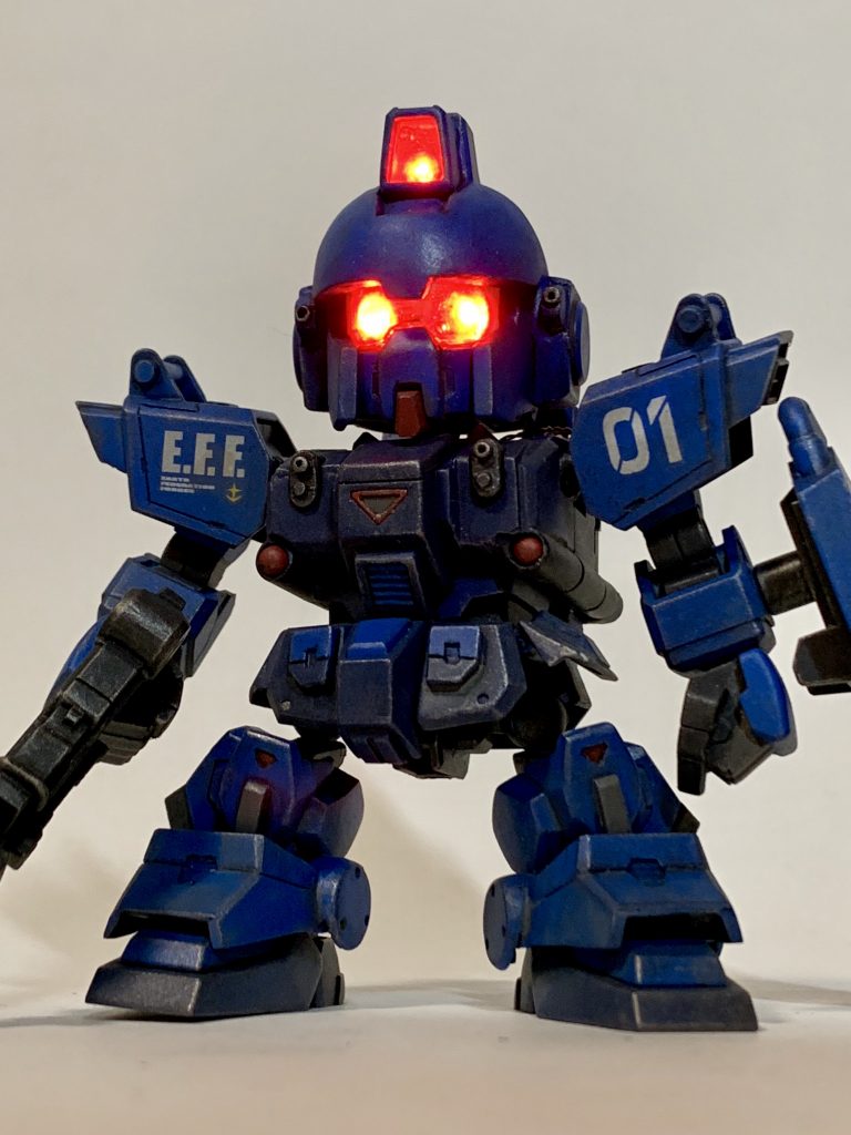 頭部にLEDを搭載し、EXAM SYSTEMの発動を再現できるようにしました。センサー部分はUVレジンを使ったクリアパーツになっています。