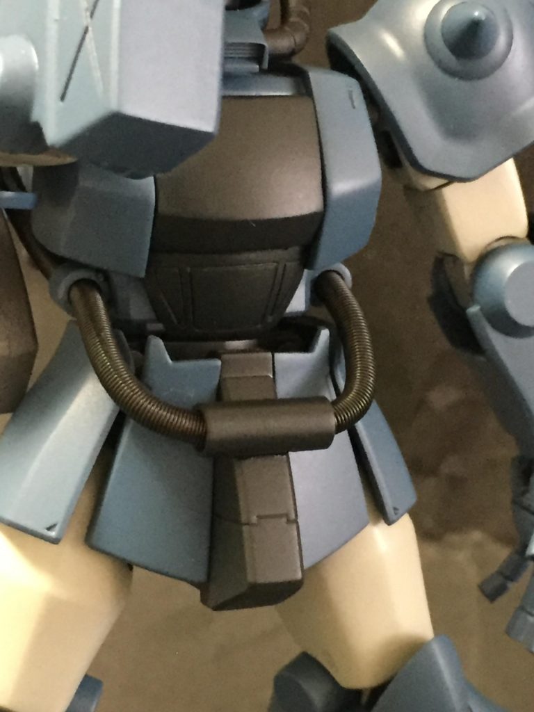 お腹は筋彫り…所で連邦軍は何故ドムではなくグフ飛行試験型を採用したのでしょう。コストでしょうか、いいえ大人の事情です( ˙꒳​˙  )