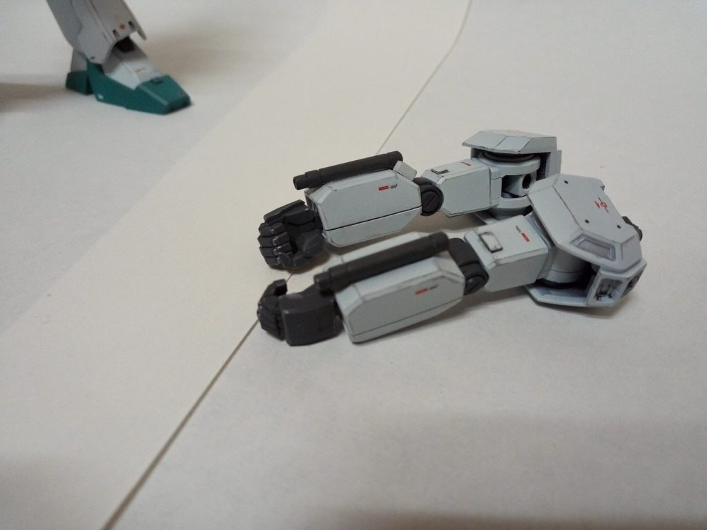 バルカンに該当する武装がないので腕部裏に本体エネルギー供給で撃てるビームバルカンを設けました。
左腕部の方は肘部分に本体とは別にENパックを付けているので左腕部のみビームバルカンだけでなく、低出力のビームガンを撃つ事が出来ます。