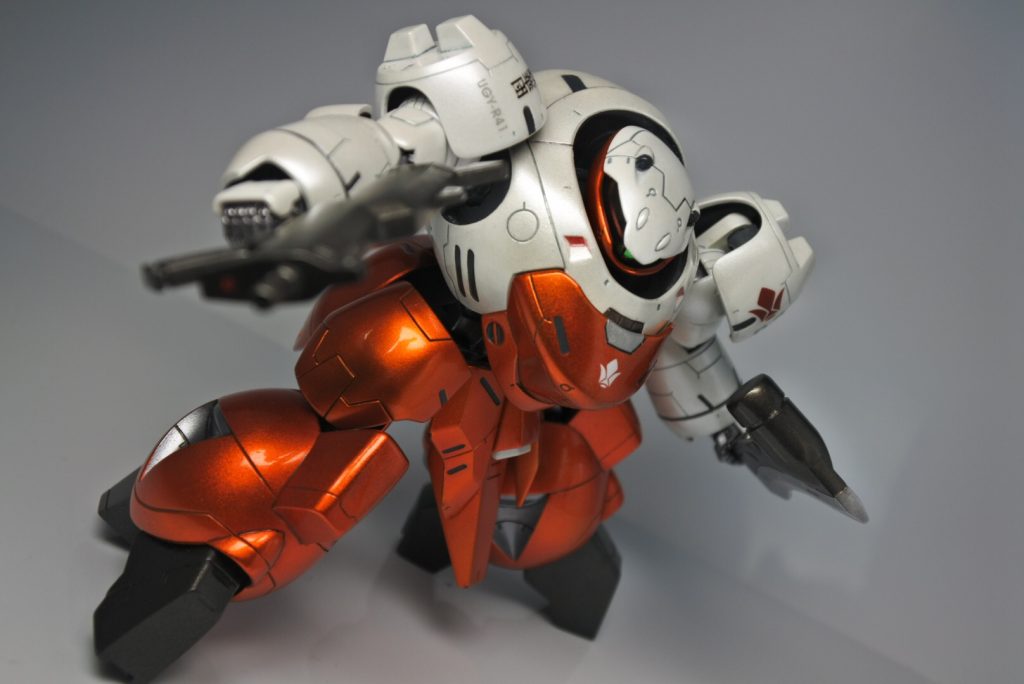 白部分はEX-ホワイトの上からホワイトパールを塗装し、オレンジ部分はシルバーの上にクリアーオレンジを塗装してキャンディ塗装に初挑戦しました。