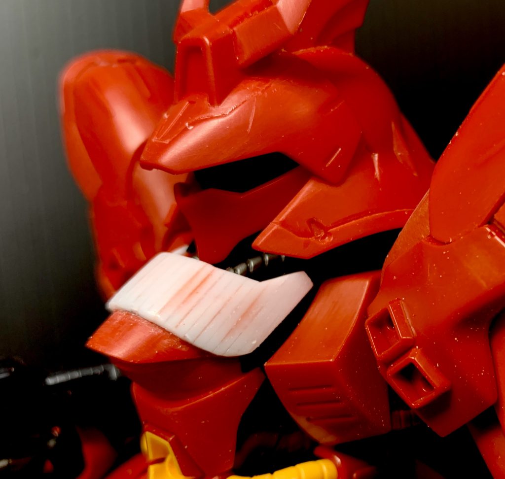 胸部装甲は1mmプラ棒を並べて瞬着で隙間を埋めて厚さをだしています。