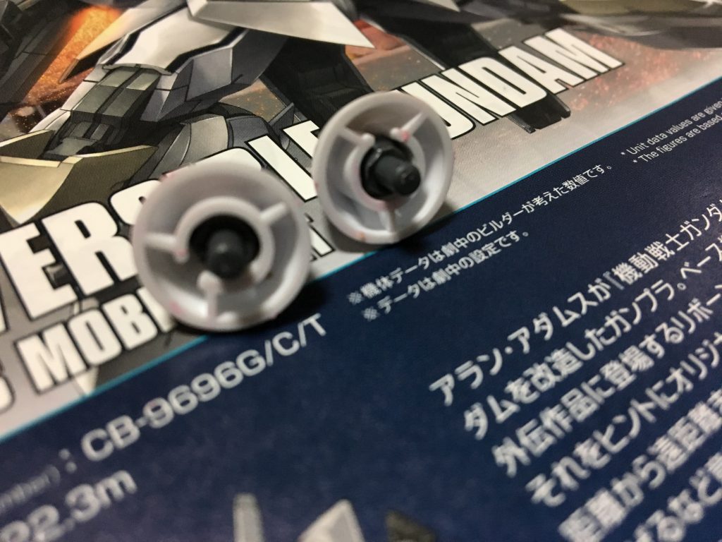 バックパックの太陽炉については、余剰パーツのCP-7をはめ、バインダーガンについているバトルアームズの1番小さい先が丸いほうを太陽炉側にはめて、つけました。
リバーシブルガンダムの太陽炉は両腕の外側にあるGNバトルシールドにあり、これらが壊れると粒子の出力低下に繋がるということになりますので、対策して取り付けました。
↓リバーシブルガンダムについて
https://www.youtube.com/watch?v=NcxkqQrooMg