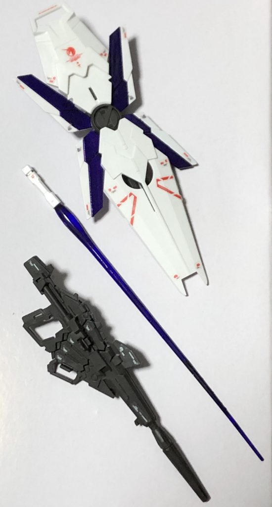 シールドのデカールが地味にバランスが必要で大変でした(^^)
ビームサーベルはRGトールギスの透明なビームサーベルを使っています。