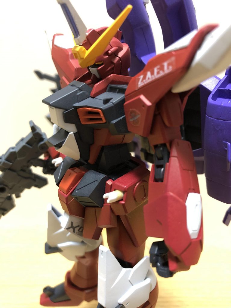 肩にはジャスティスのブーメランを接着