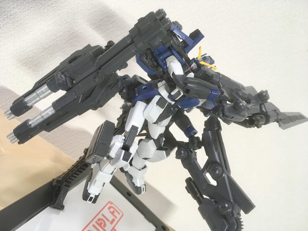 ダブルビームガトリングは背部補助フレーム側に接続してるので、全弾を撃ち尽くす前でも近接攻撃が必要な時は複合兵装ユニットとの接続を解除。兵装ユニットのギアを回してソードモードに。