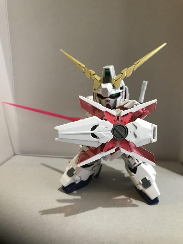 ビームサーベル抜刀
ビーム発生部が膨らむ形が好みのため、ビームサーベルの刃はROBOT魂のジムスナイパー2のビーム発射エフェクトから拝借しました