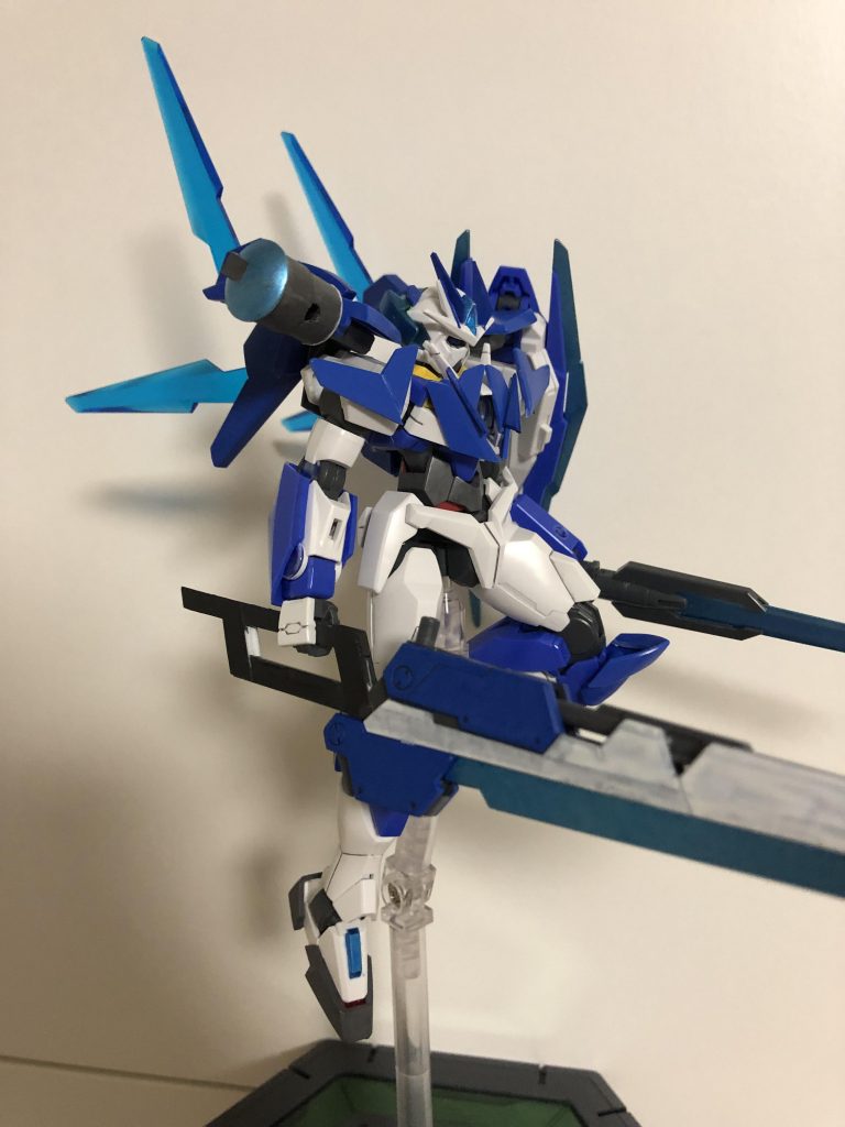 シアクアンタ由来のウイングパーツはシールドから分離&背中のウイングと合体するギミックがあります。