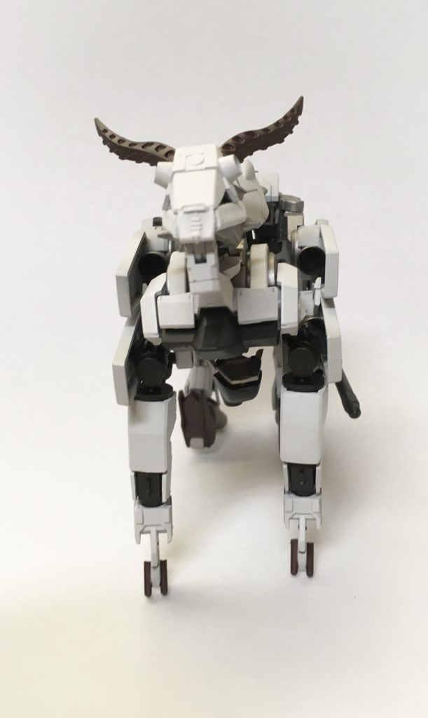 MA正面
本機最大の特徴はその広い索敵範囲を支えるセンサー群である
顎下に大型のソナー、額に赤外線センサー等に加え後頭部、顔両側面、股下に計4基の光学センサーを持つ