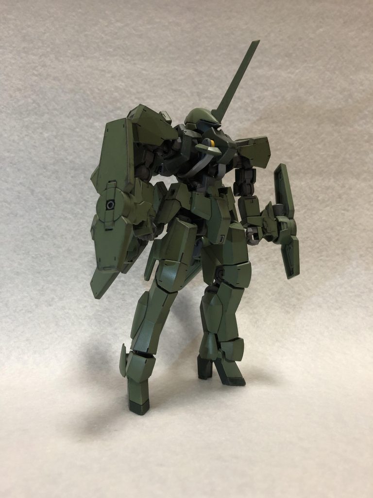 本体。近接戦闘では、両腕のシールドをブースターで加速させ、打突による攻撃を行います。バインダーに3ミリ軸を接着し、グレイズの手甲に腰アーマーを接着、接続しました。
大型のアンテナは、ランナータグを整形して制作しました。伊達と酔狂でこんな頭をしています。
頭部も少し形状を変更して、先祖のグリムゲルデに近付けています。
スミ入れ、部分塗装、ドライブラシのみ行っています。表面はメラミンスポンジで磨いてツヤを抑えました。