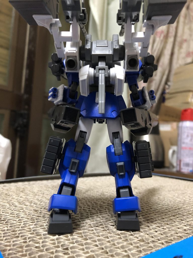 完成時のバックショットです
本来なら飛行も可能なバックパックですが、これだけ武装を積むと移動するのにもこれくらい必要そうだなと思ってレドームを背負う部分を利用してマウントしてみました。