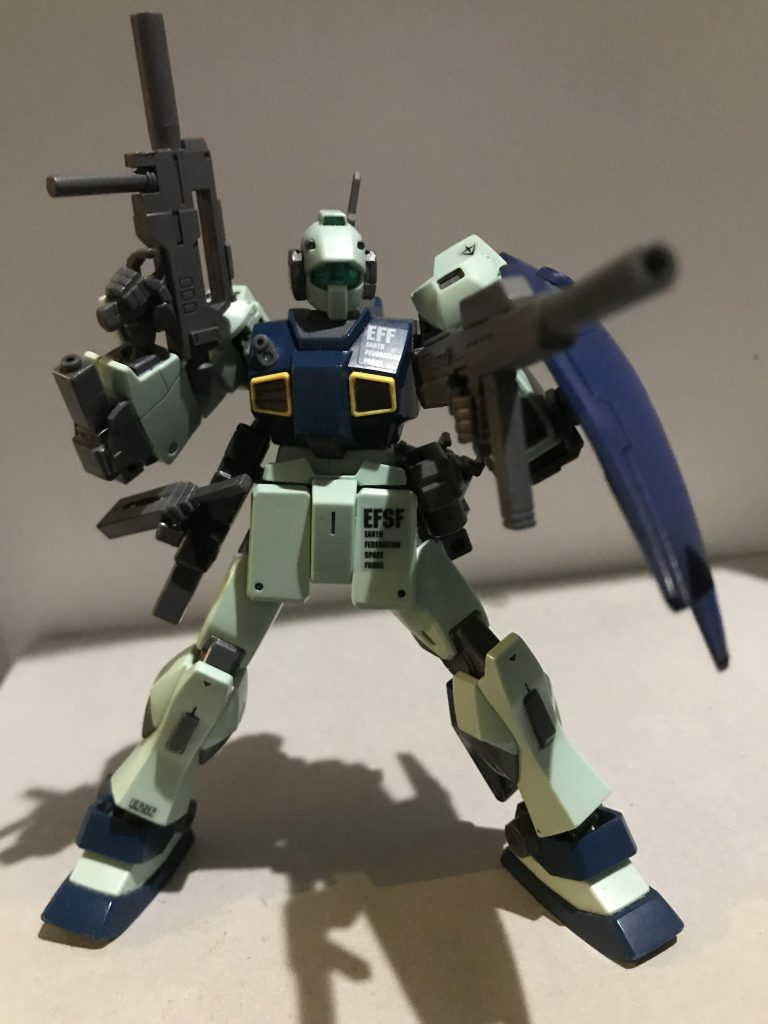 ビームライフルとジムライフルを構えて
ビームライフルはビームランチャーの中心部とパーツが同じため、サブアームに懸架出来ます
ジムライフルはシールド裏に差し込める他、普通の持ち手でも持てるようグリップを加工しています