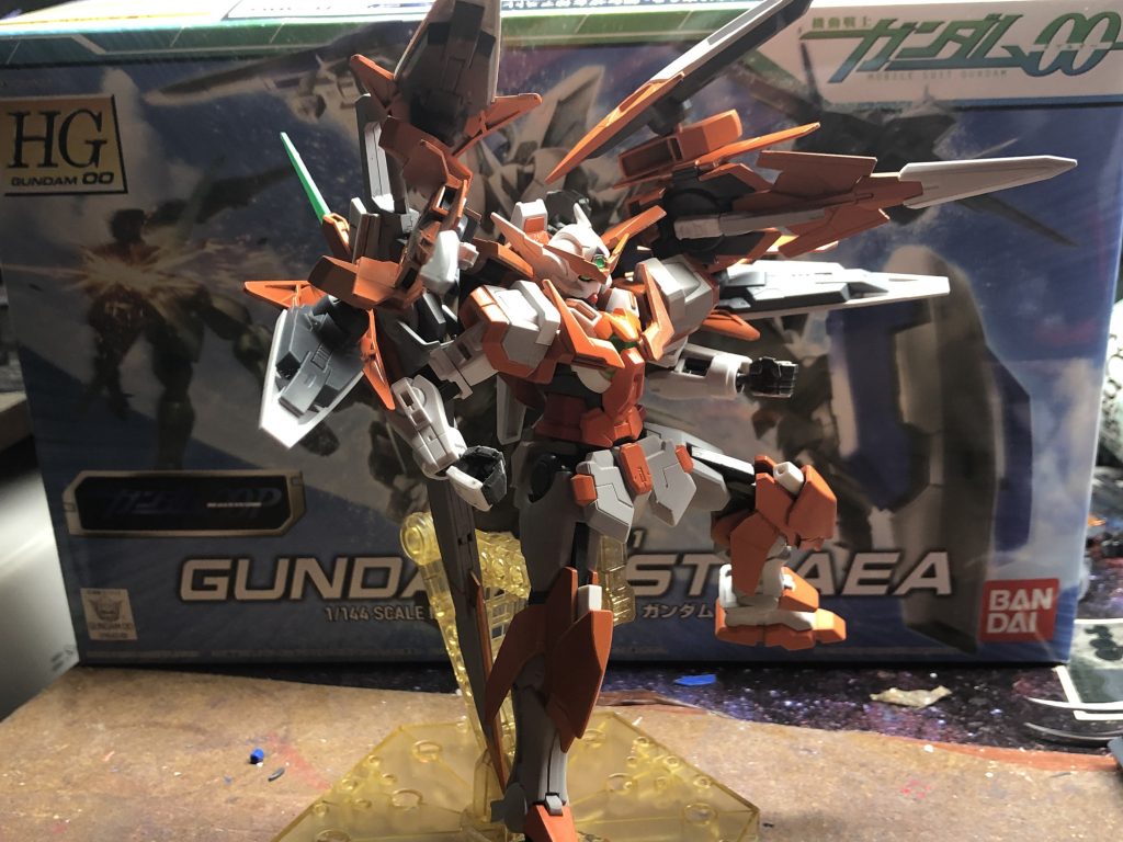 ウィングバインダーには、レーダーに反応しにくいGNマイクロミサイルが搭載されている。
さらにコンデンサーに接続されたソードパーツは、アンカーとして射出したり、照射ビームを放つ事が可能。
膝アーマーには、ビームサーベルが一基ずつ内蔵されており、至近距離での戦闘に一役買う。
「GNマイクロミサイルなら!ぶっ飛べ!」