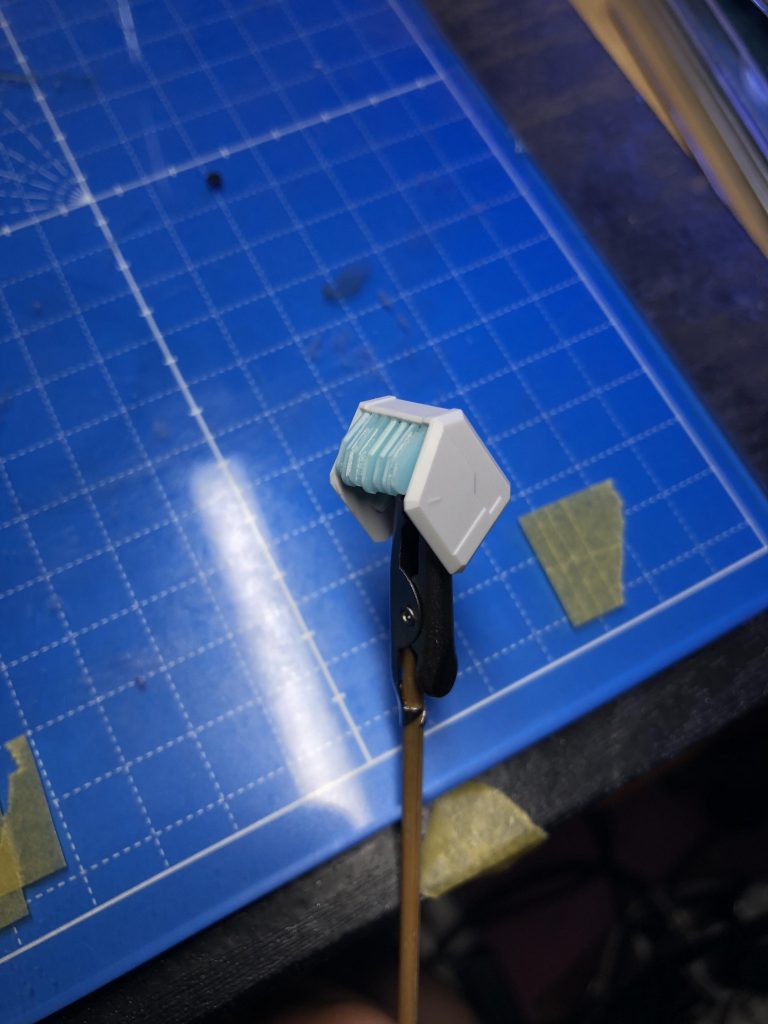 ディテールアップのため、パンの袋の留め具を利用しました。