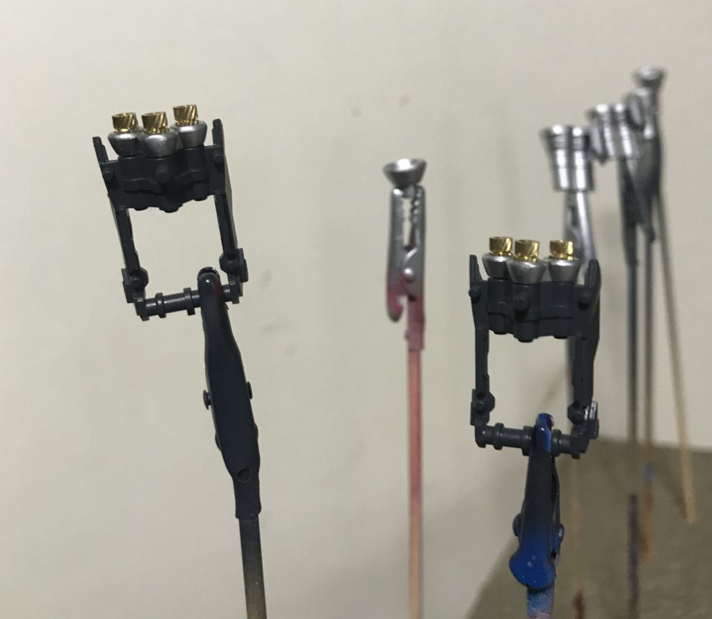 肩のスラスターにスピンサートを取り付け