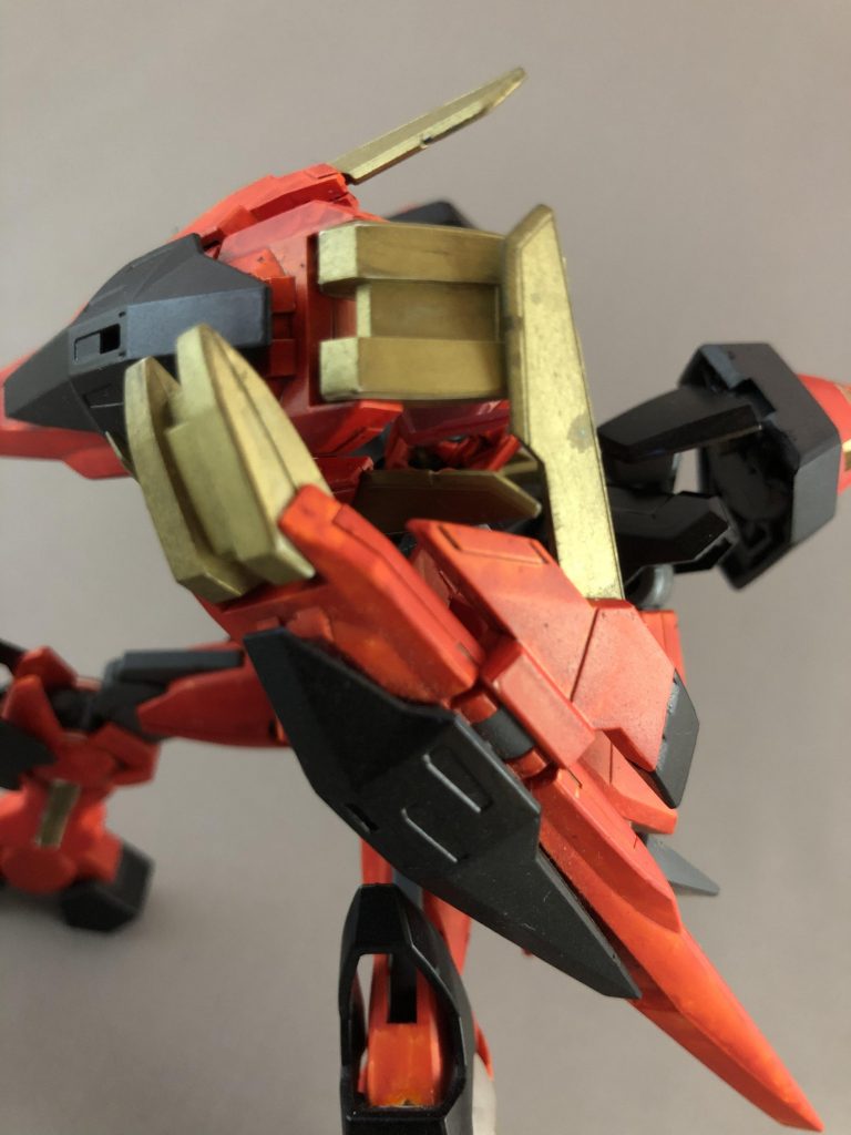 加えて両腕のクローアームからはGNフィールドも発生させられる設定です。
両腕のクローアームで前面を、両肩のコーンスラスターで背面をGNフィールドでカバーする鉄壁の守り!
機体名にも使っているモチーフの「蟹」の甲殻をイメージしています。