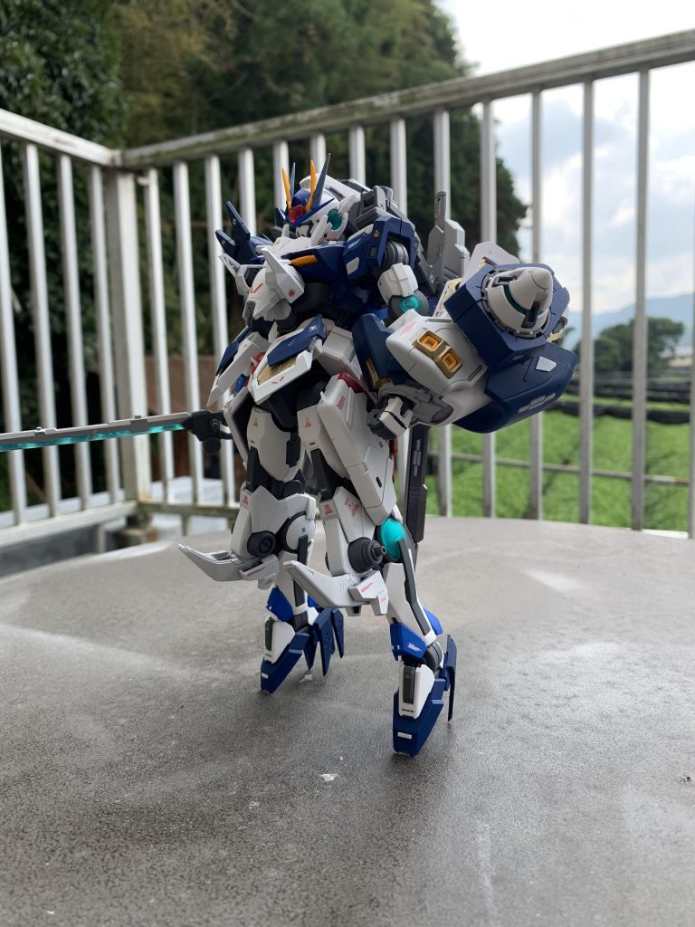 全身。
爪先立ちがさせたくて、パテかプラ板で作るか別の機体のパーツを使うかかなり迷いましたがパーツを使用しました。
GNドライブの位置も元々の位置とは別のところに持って行きたかったので悩みました。

額のブレードアンテナは少し削ってシャープ化しています。
これだけでもイケメン度がアップするので、されてない方は個人的にオススメです。