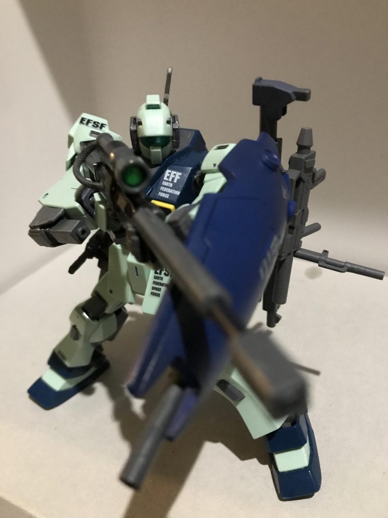 ロングレンジビームライフルを構えて
ビームランチャーもそうですが、ストックは脇でしっかりと抱えてこそと思っているため、調整して脇で挟み込めるようになっています