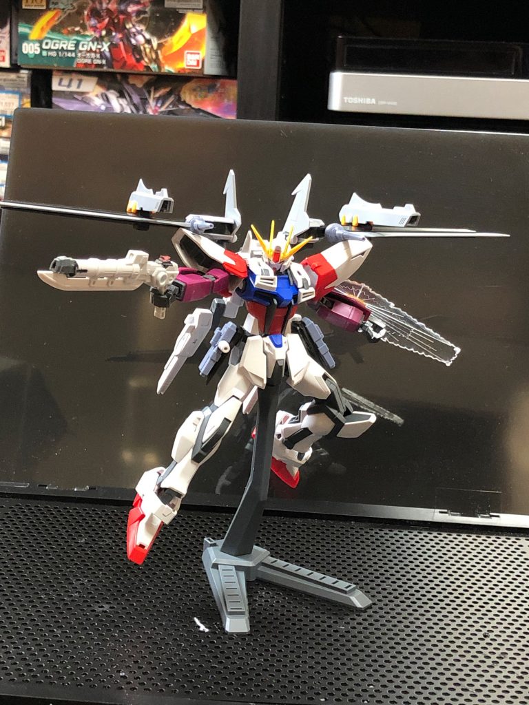 エールストライクっぽいポーズ。このままトリコロールカラーで仕上げてもそれはそれで面白かったかも。