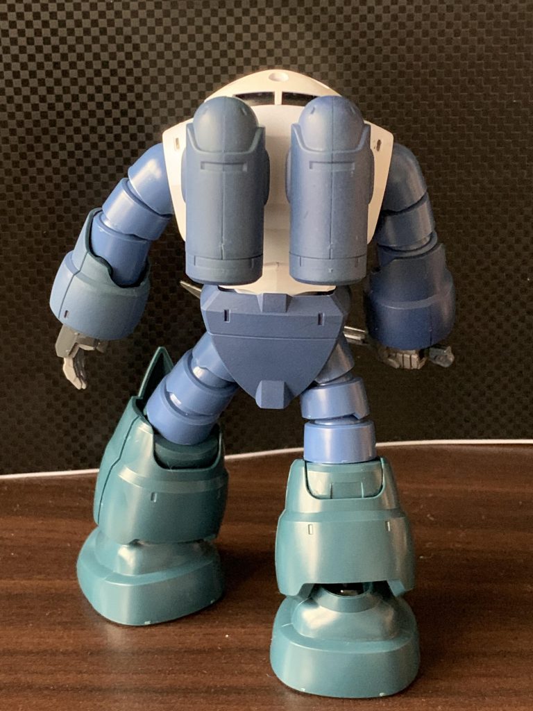 前後から。
モノアイは100均のデコレーションシール、ハンドパーツはバーザムのものを使用。
大きくてサイズ感が丁度いいので気に入ってます。