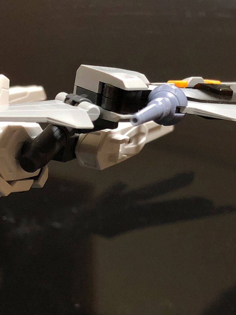 フラガラッハ3ビームブレイドの柄はMG版だと穴が空いていたので穴を少し開けて銃口のように加工しました。ノワールストライカーとユニバースブースターを繋いでるパーツはガンダムラヴファントムのラヴストライカーのものを採用。