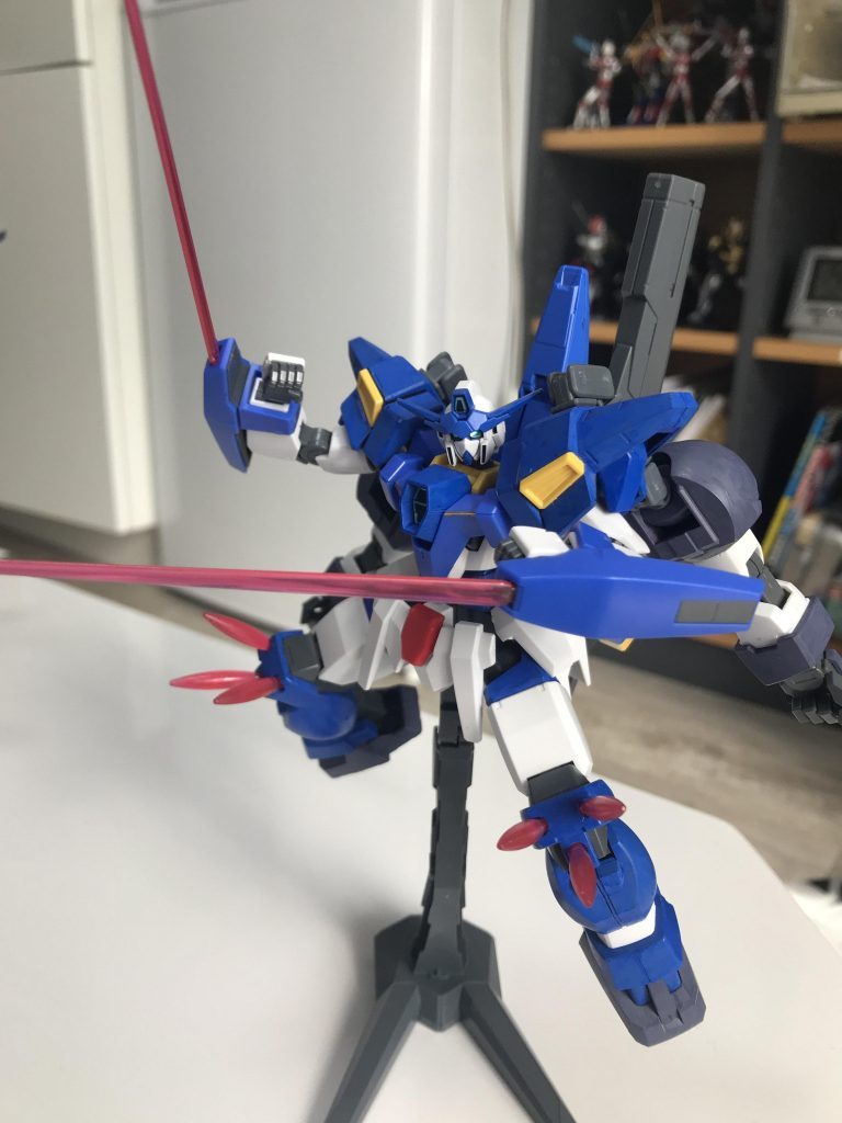 基本戦法は全身のビーム兵器をふんだんに使ったインファイトスタイル。一気に敵の懐に潜り込み敵に間髪入れずに攻撃を叩き込んで倒すのが得意