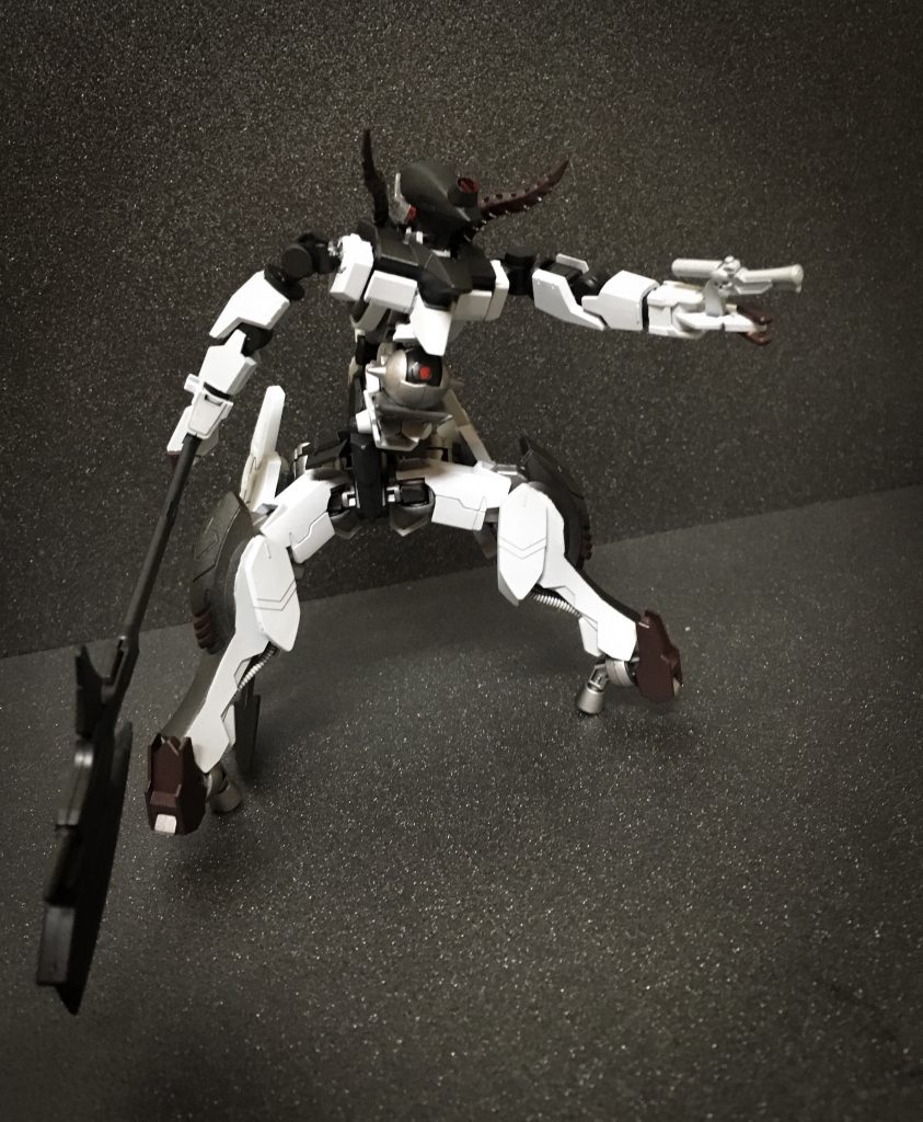 銀銃
着弾すると装甲をも溶かす溶解液を機内に送り込む特殊弾が装填された短銃