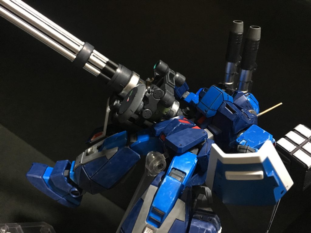 面制圧装備
上記の装備にさらに大型ビームガトリングを追加した形態
ガトリング砲は右サイドアーマーを外して腰に接続されている
またフロントスカートも干渉する為外されている

右半身の動作が非常に制限される為運動性は劣悪