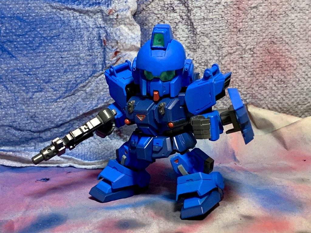 基本塗装後、マーキングとウェザリング前の状態●基本塗装今回もアクリジョンでエアブラシ全塗装しました。・全体共通グレー下地: ベースグレー+ベースホワイト (1:1)・青1: ベースブルー・青2: ベースブルー → ベースブルー + 紫 + 黒少量・赤: ベースレッド → シャインレッド + 黒少量・武器・関節等: ニュートラルグレー + 黒 (2:1)、一部後から塗った箇所にはジャーマングレーも使用(大体同じ色)・ビームサーベル: 蛍光ピンク → 先端から蛍光レッドでグラデーション (サーベルはSDCSシスクードのものを使用)●マーキングガンダムデカールのThe Blue Destiny 汎用①を使用してます。●ウェザリング・アクリジョンの焼鉄色でエッジをドライブラシ、一部シルバーも使用・ウェザリングカラーマルチブラックで全体をウォッシング・墨入れ、足回りなどを中心にサンディウォッシュ、グレィッシュブラウンで砂・土の汚れを表現●トップコートアクリジョンつや消しクリア+光沢クリア (2:1)しかし、雨の日にガンガン塗装してもカブらないアクリジョン最高です。じゃなかったら未だに完成してなかったよー。