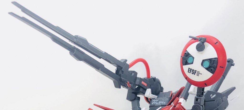 フォトンブラスター
ディーバに搭載されたフォトンブラスターの小型版
一撃放つのにそれ相応のエネルギーを消費し、チャージにも時間がかかる
更に機体の姿勢バランスを酷く悪くする欠陥がある
一撃放ったのちは機体背部中央の排熱フィンから放熱して冷却が終わり次第、次発が発射可能